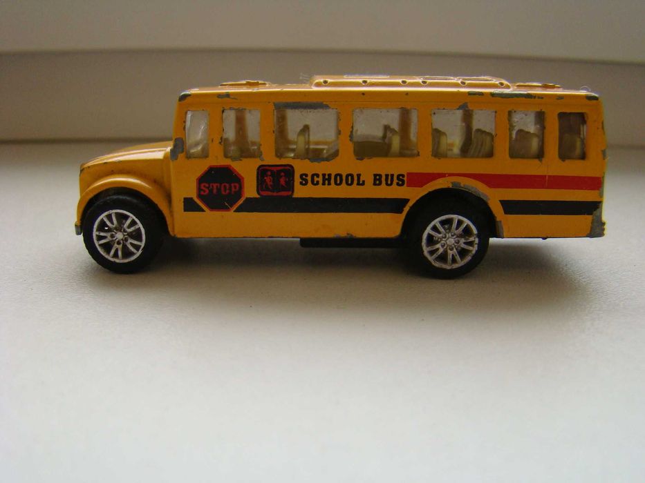 Модель машинки Автобус SCHOOL BUS.
