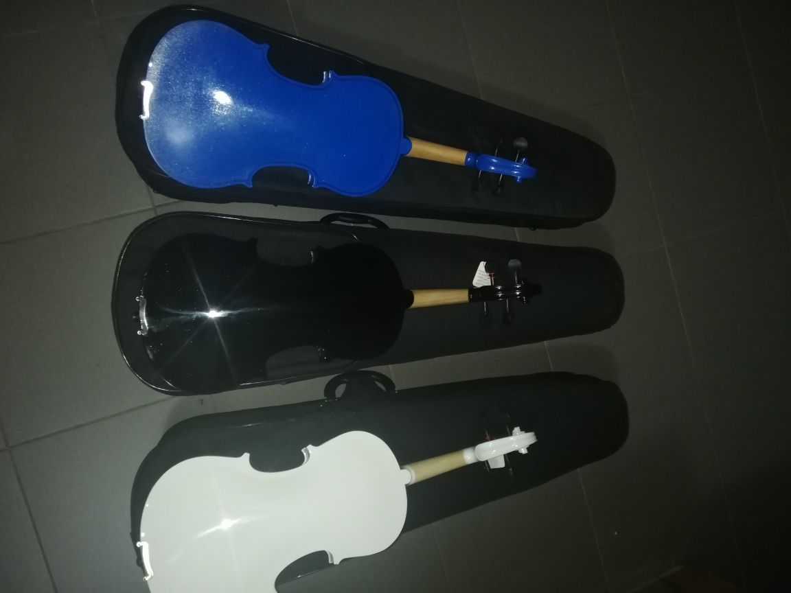 Violino preto, ou azul ou branco de madeira de marca MSA ou kiby