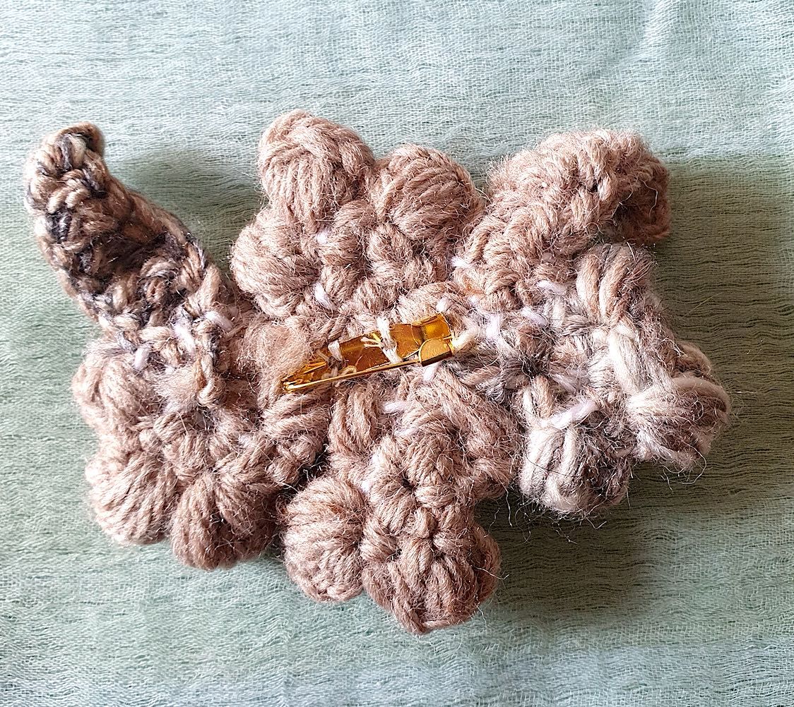Flores em croché com alfinete para diversas aplicações