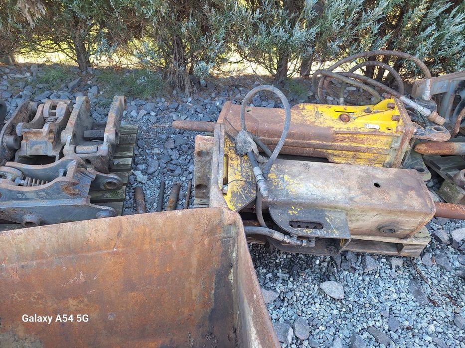 JCB  Młoty udarowe wyburzeniowe JCB 3CX 4CX Mecalac 12 chwytaki itd