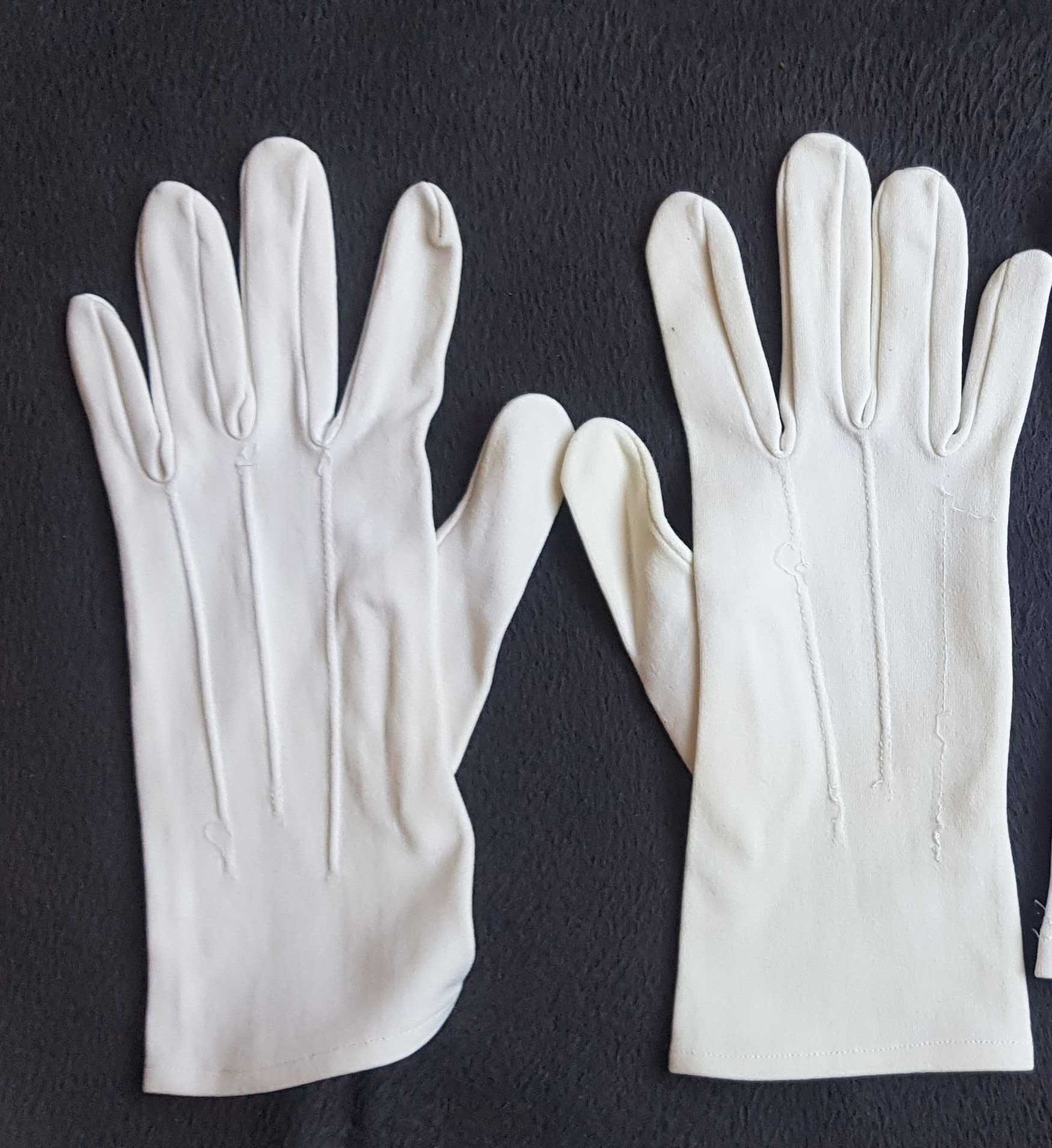 Rękawiczki białe wyjściowe letnie  rozmiar 22 - 23. za 2 pary 45zł.
