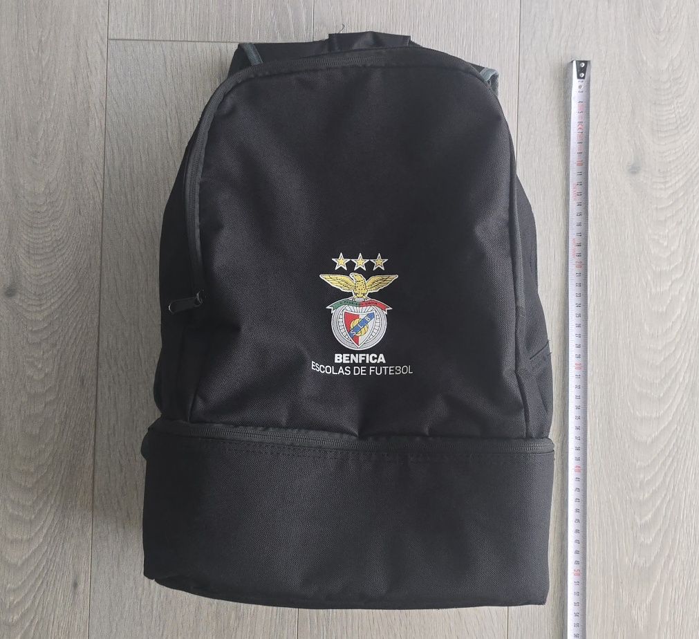 Mochila preta c/divisão para ténis/chuteiras