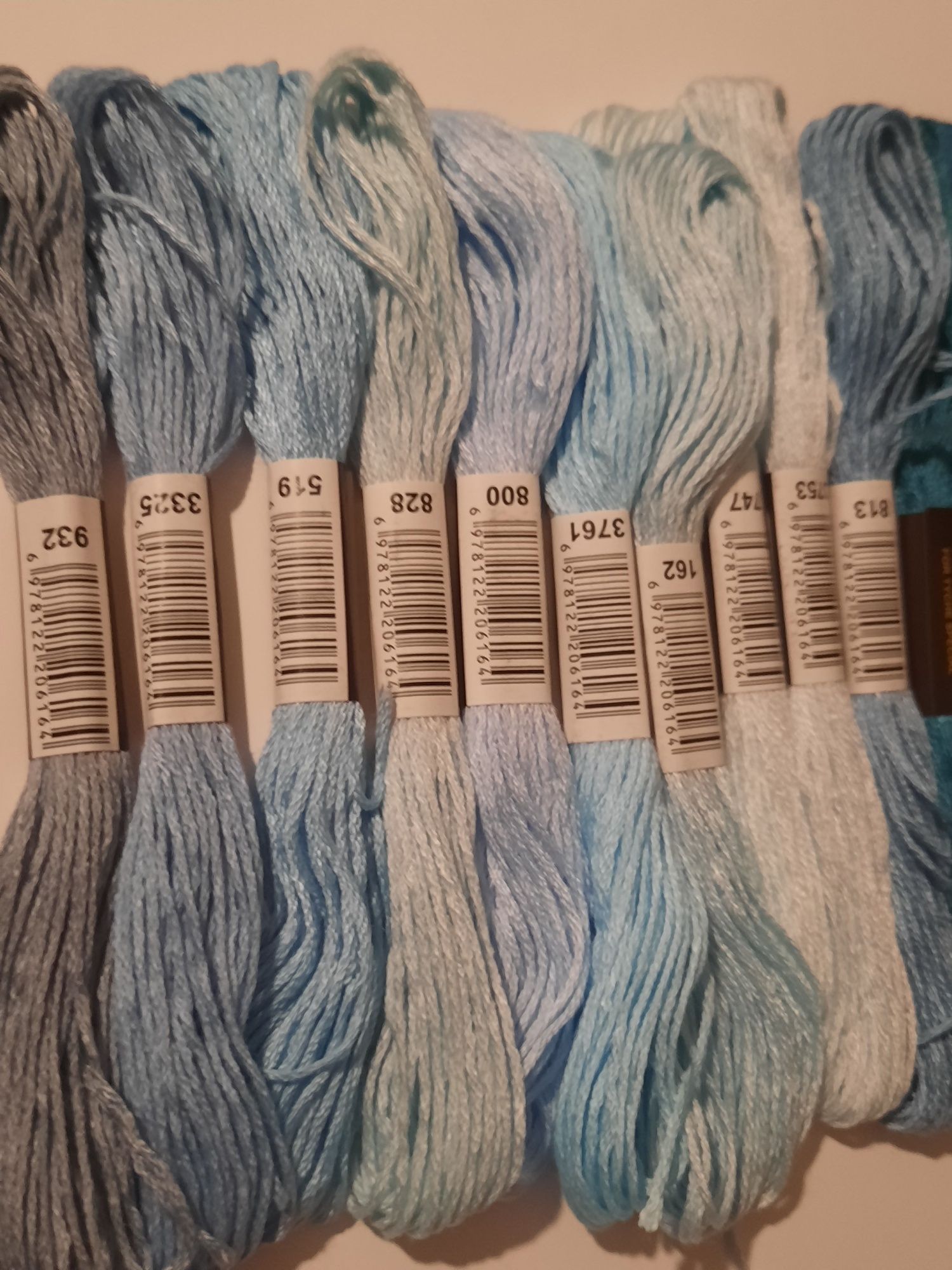 Conjunto D/ com 20 meadas de fio para bordado e costura.
