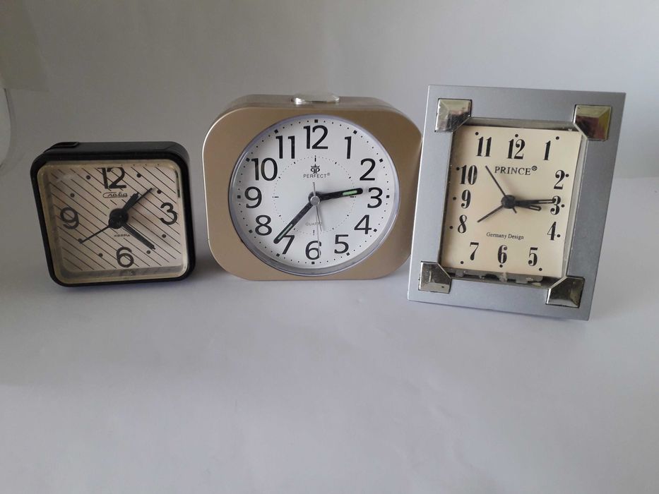 Zestaw trzech starych budzików z okresu PRL.