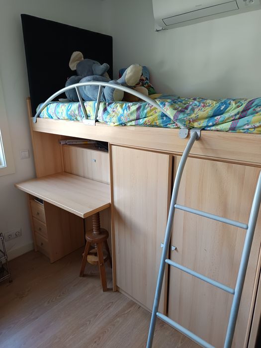 Beliche com Secretária, Guarda-roupa e 2 Camas – Bom Estado