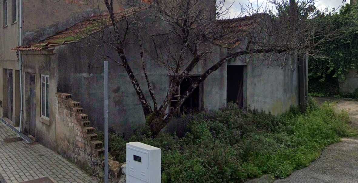Moradia para Reabilitação com Logradouro!