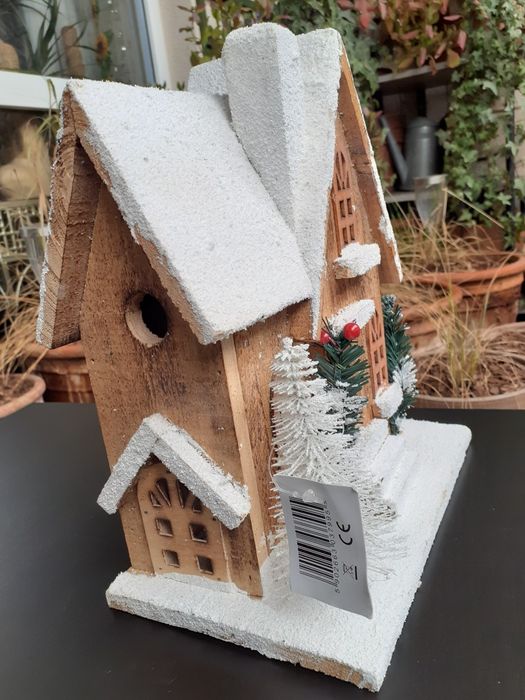 Drewniany ośnieżony domek z podświetleniem LED