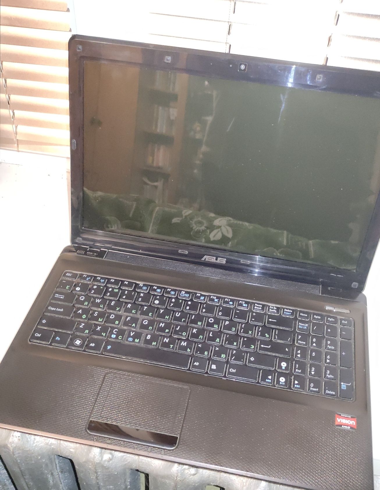 Asus K52DE на запчастини Работает,( не работают динамики АКБ и Дисково