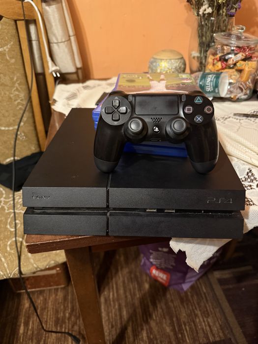 Konsola ps4 z kontrolerem i grami