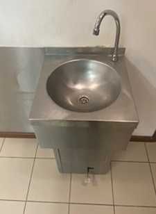 Lavatório industrial de pedal em inox em muito bom estado.