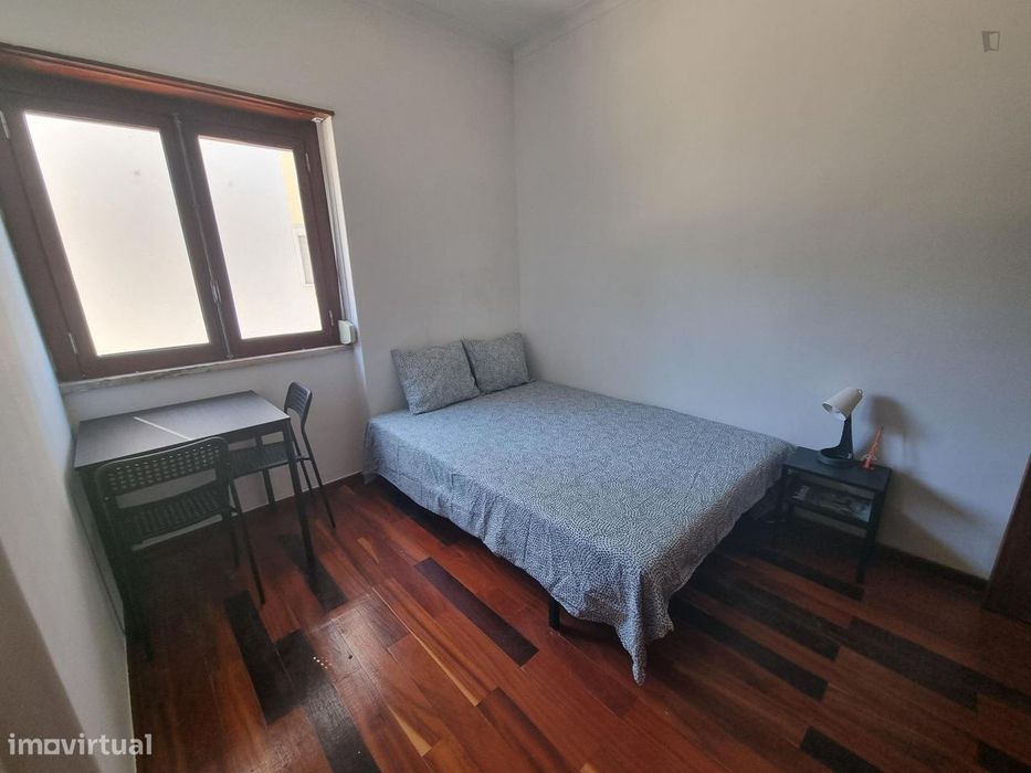 694693 - Quarto com cama de casal em...