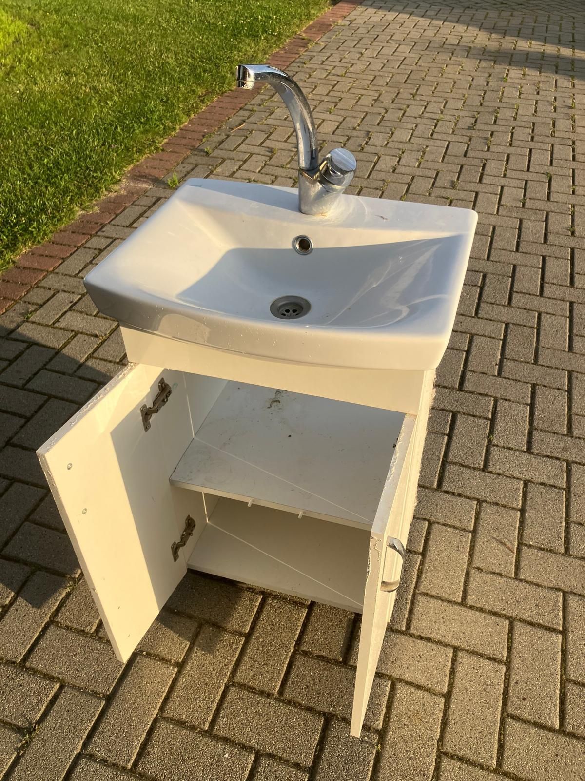 Szafka laziekowa z umywalka i bateria