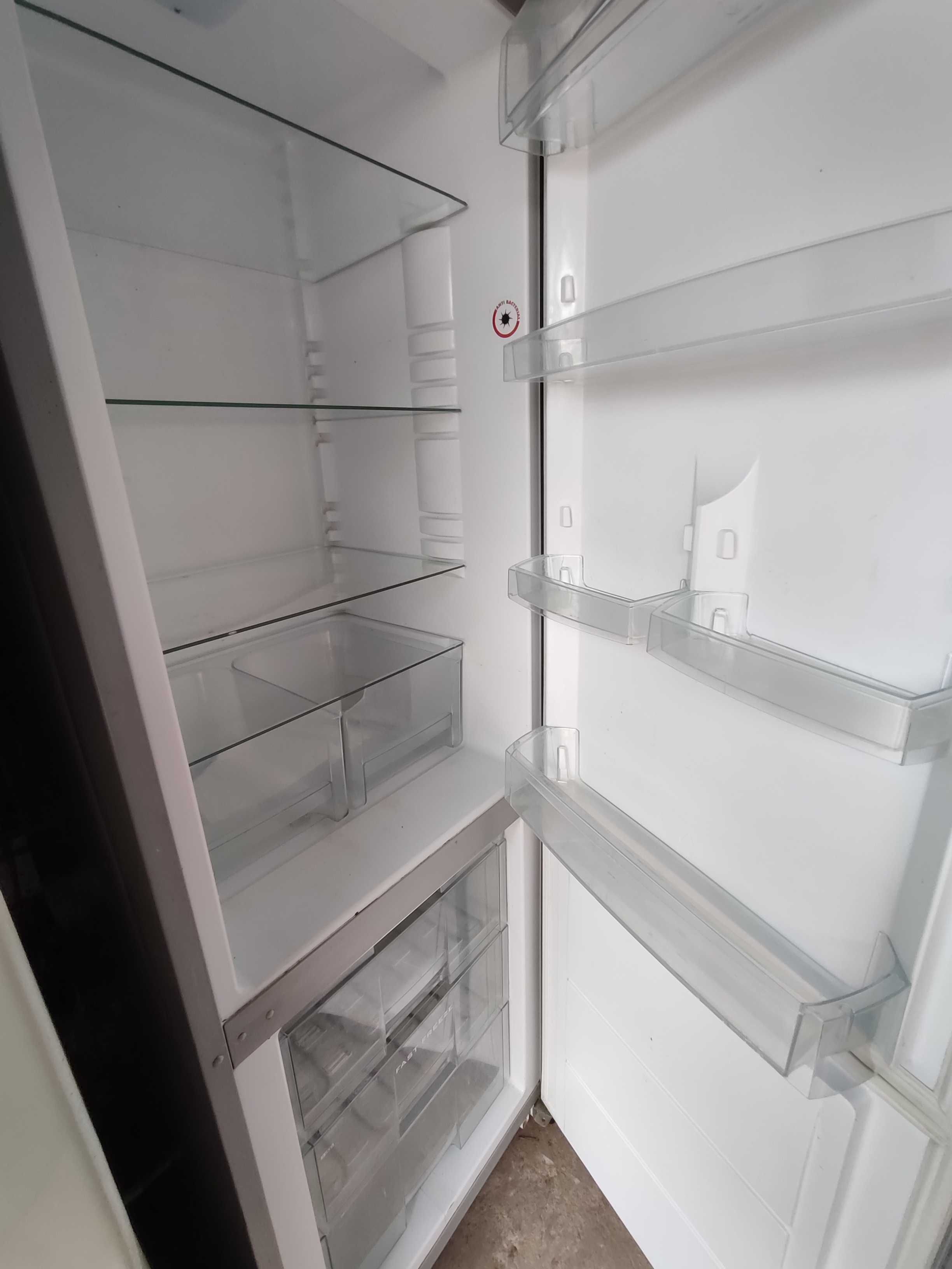 холодильник Snaige 185 см ( двери чёрное стекло) в хорошем состоянии
