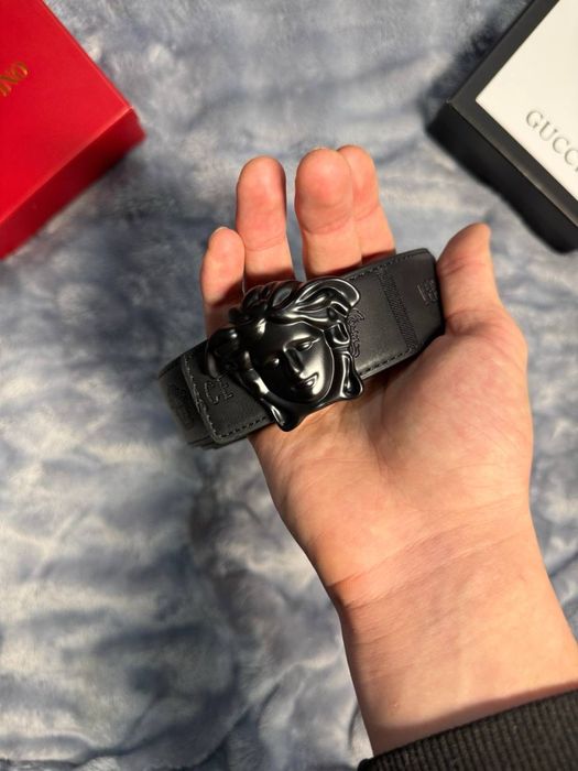 Ремень Versace.