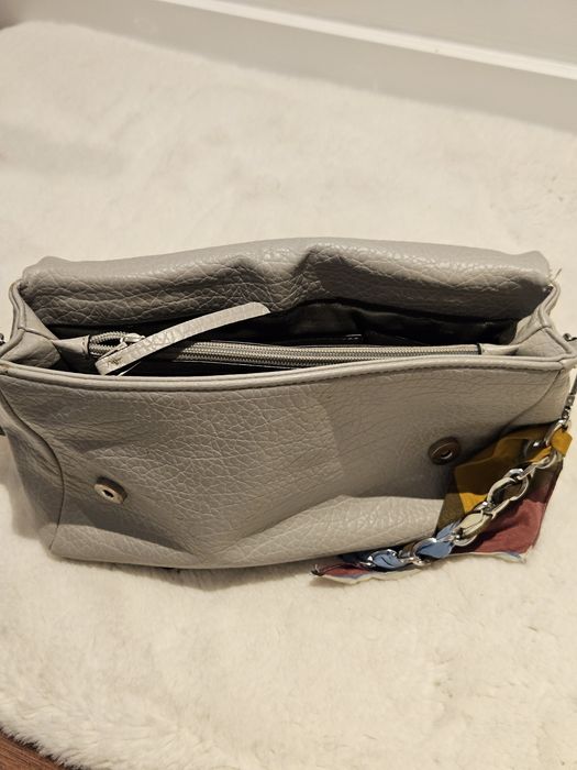 Mala Parfois com corrente