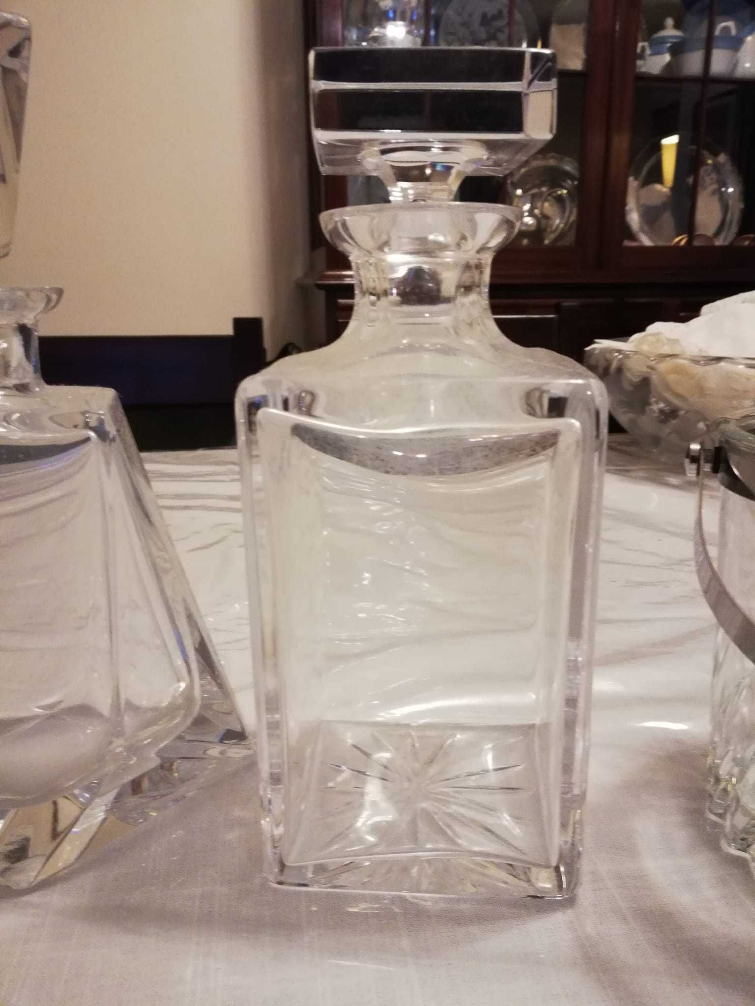 3 garrafas em cristal e recipiente para gelo em cristal