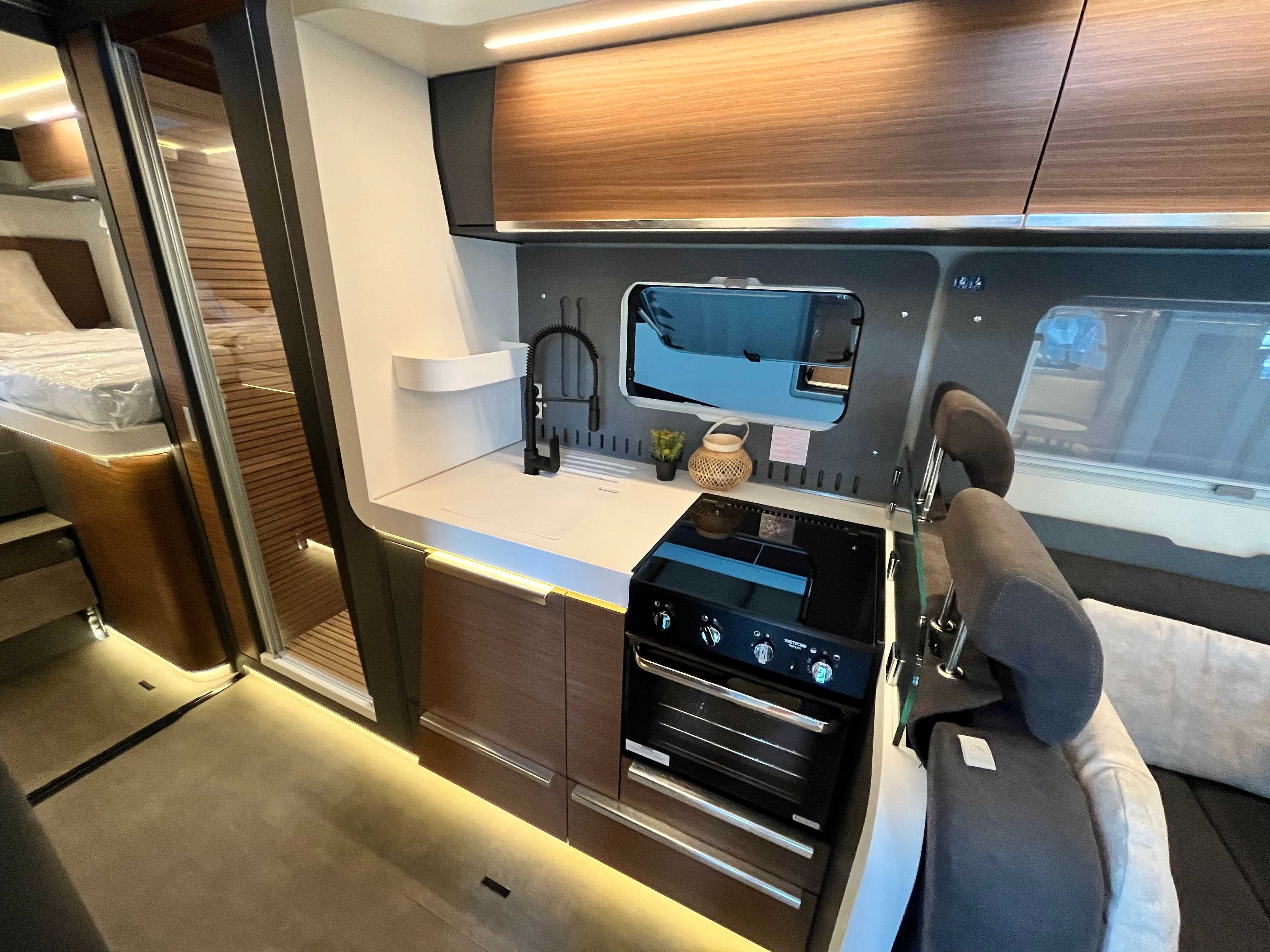 JEDYNY W POLSCE Kamper Integra Laika KREOS H5109  XCAMP Adria Hymer