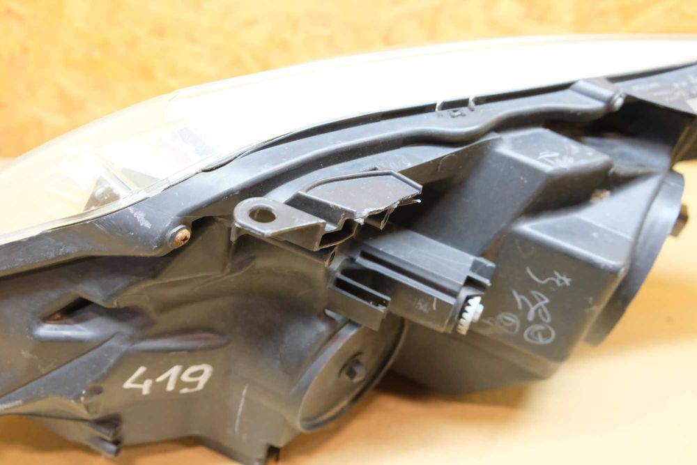 Lampa prawy przód Toyota Avensis III T27 Lift