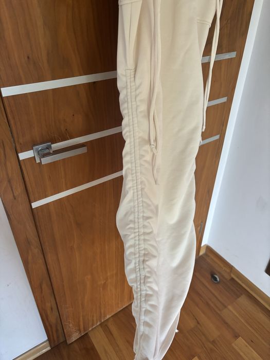 Sukienka długa kremowa Fahion Nova ściągana po bokach r.M