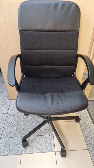 Krzesła biurowe w dobrym stanie
