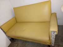 Sofá antigo amarelo