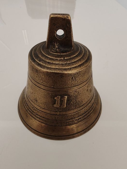 Stary mosiężny dzwonek