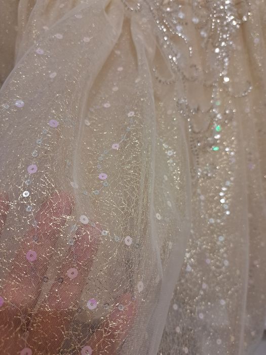 Неймовірно гарна золота сукня для дівчинки 7 років