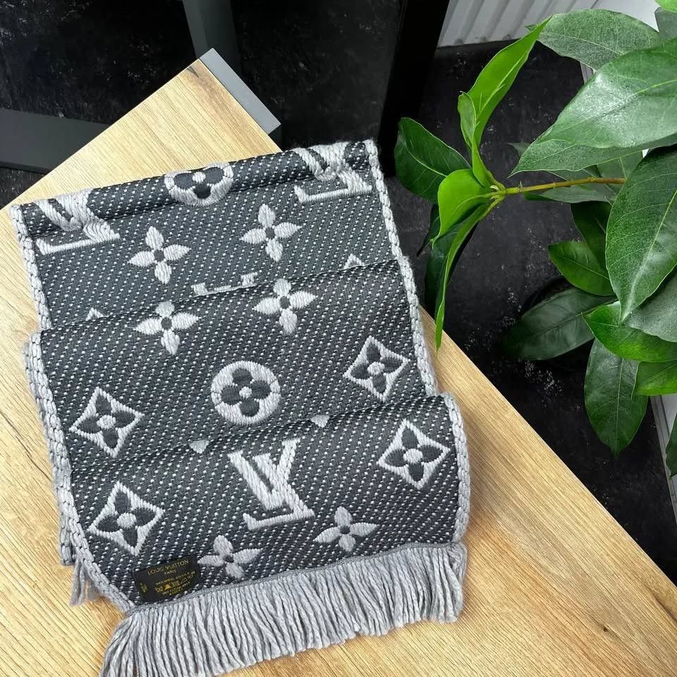 Оригінал Шарф та шапочка від відомого бренду Louis Vuitton