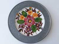 Stary ręcznie malowany talerz ceramiczny w cynowej oprawie