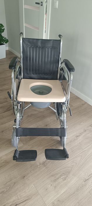 Wózek inwalidzki z toaletką