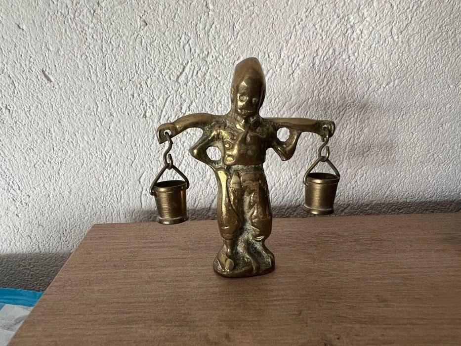 Mosiężna figurka chłopiec z wiadrami