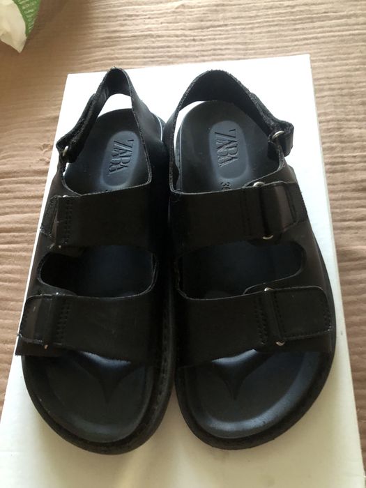 Продаються чоловічі сандалі Zara