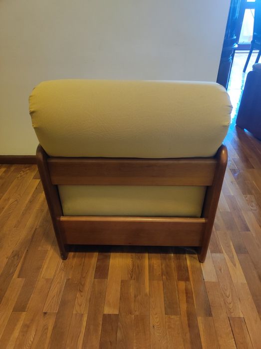 Poltrona Cerne em madeira maciça com estofos amarelos