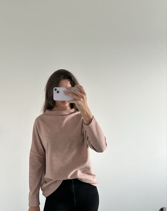 Sweter BEL0VED – brudny róż, oversize, z miękkiej dzianiny