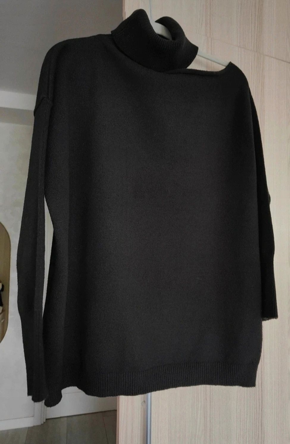 Czarny Golf z rozcięciem na ramieniu,oversize, Laurella, r. one size