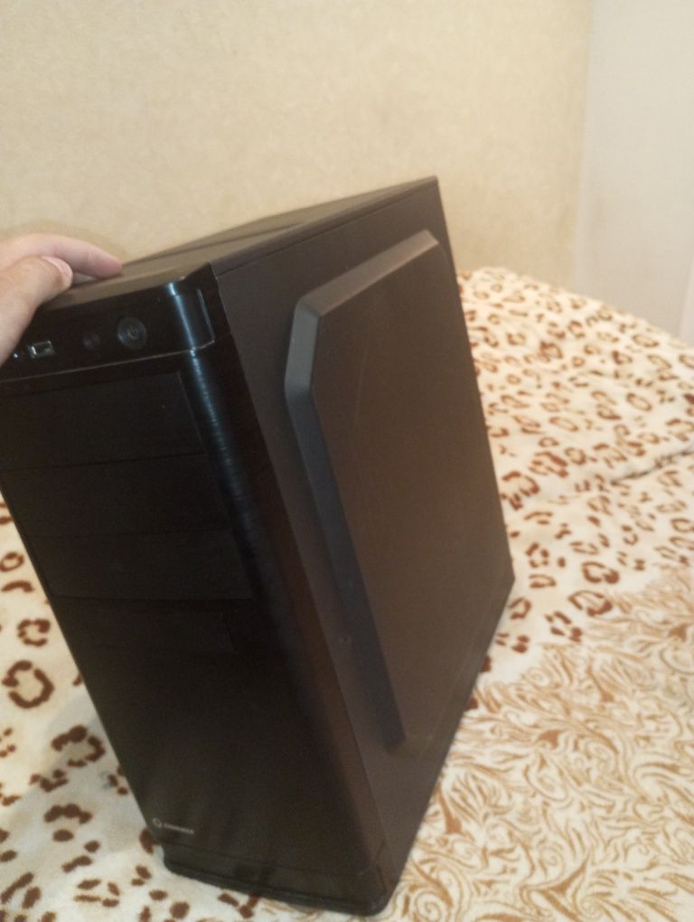 Системник Gamemax