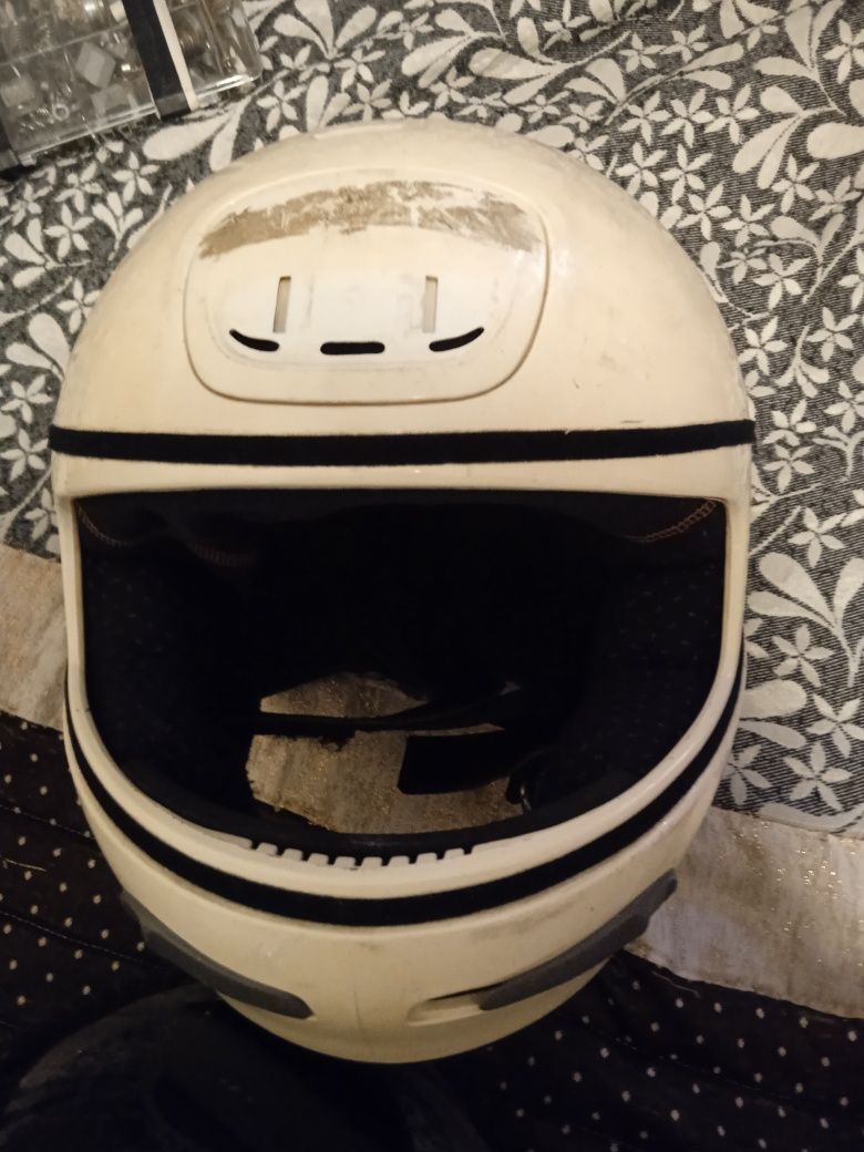 Capacete branco em perfeito estado