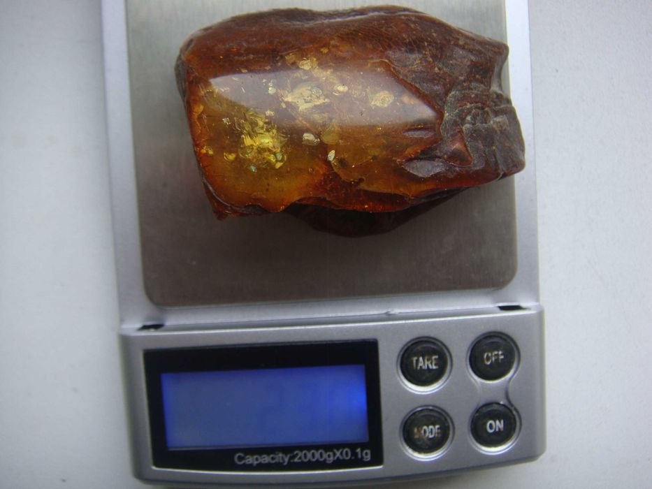 Бурштин (янтар) частково полірований