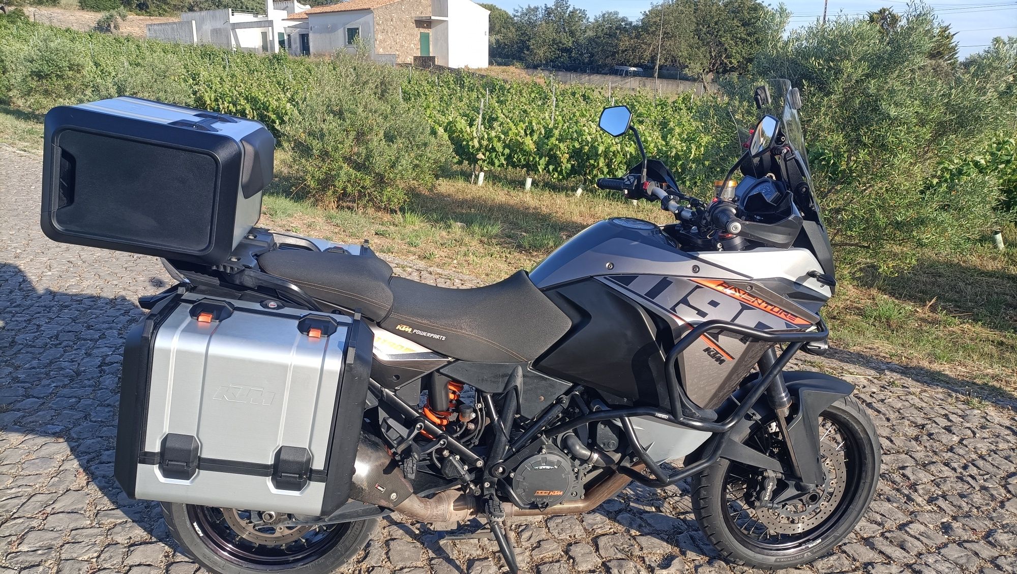 KTM 1190 Adventure 2015
Full extras
3 malas originais
Saco