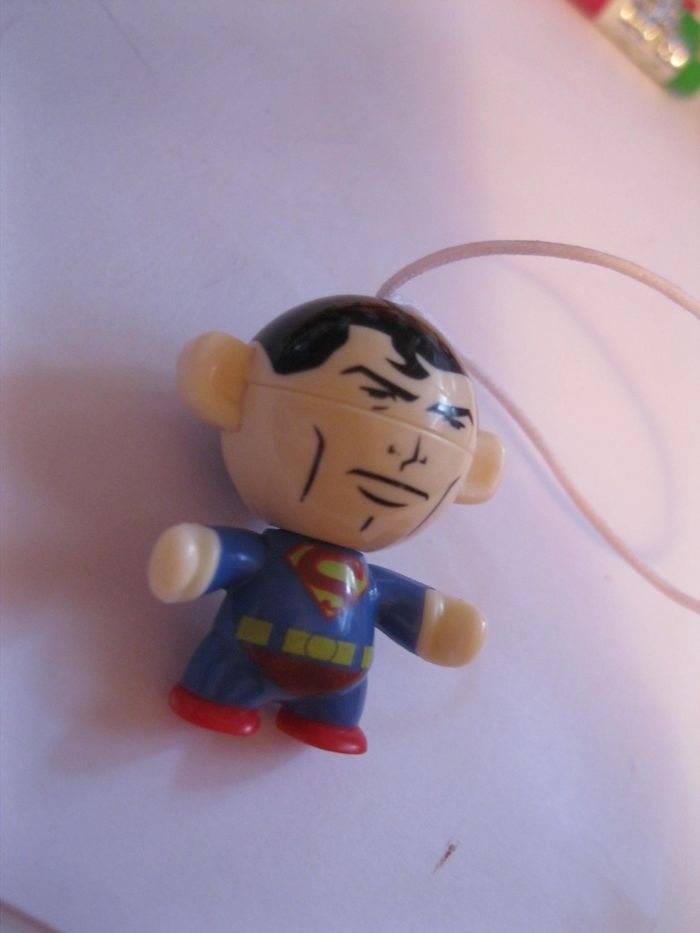 игрушка человек пластик супермен фигурка с веревочкой