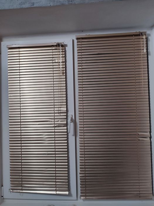 Жалюзі золотистого кольору