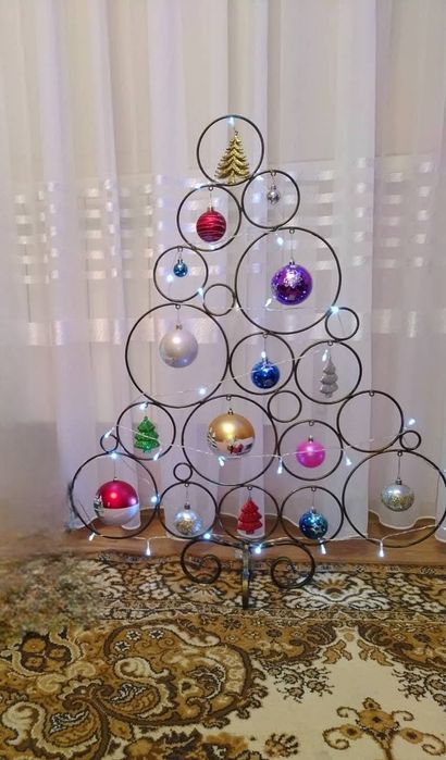 Новорічна ялинка із металевих кілець