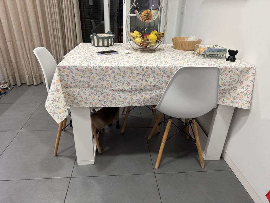 Mesa em madeira extencivel.