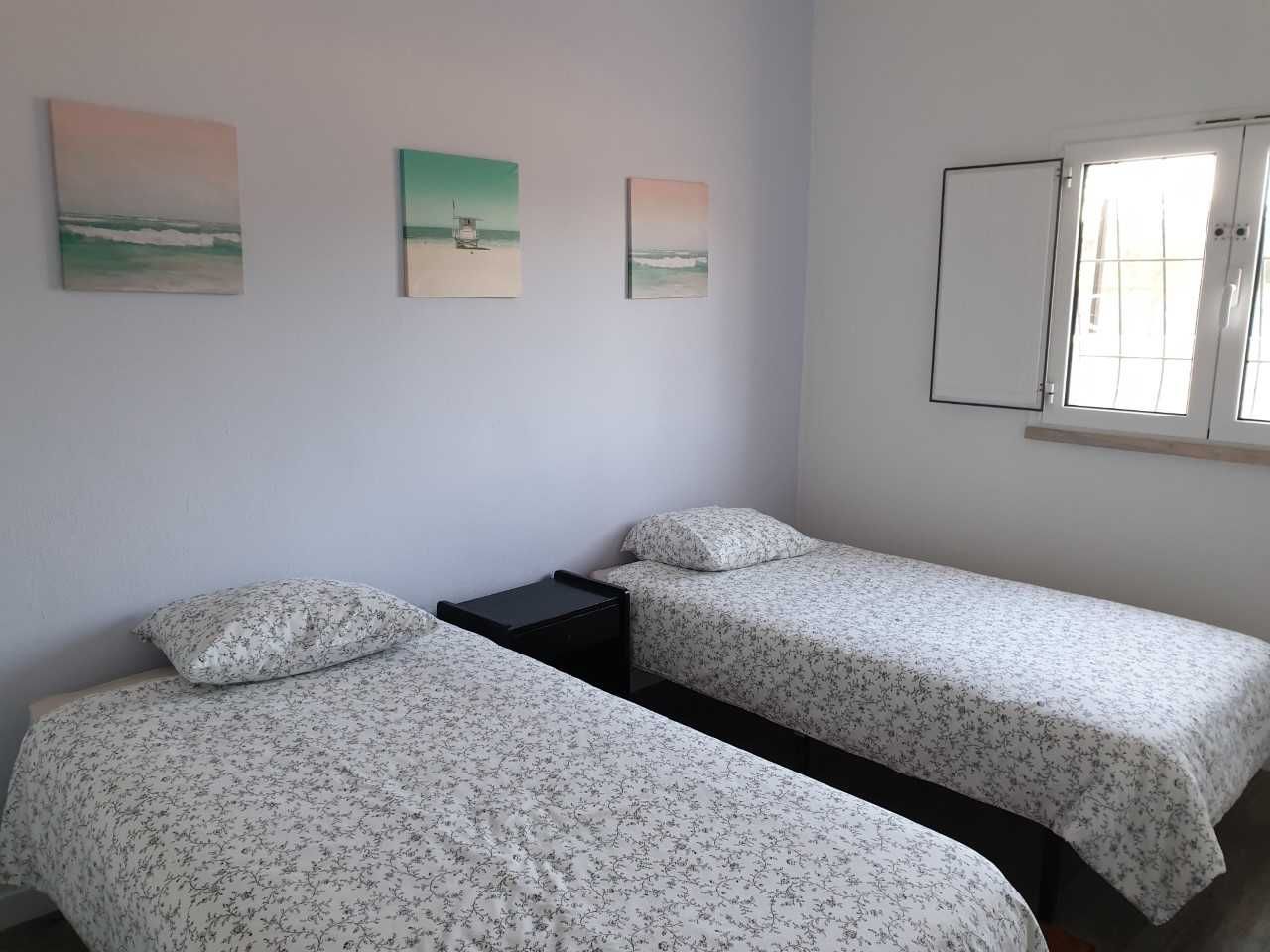 Quartos por aluguar numa moradia em Aroeira / Charneca de caparica
