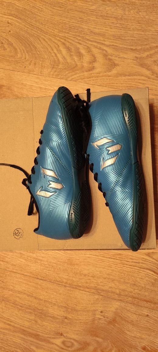 Buty chłopięce firmy Adidas rozmiar 33