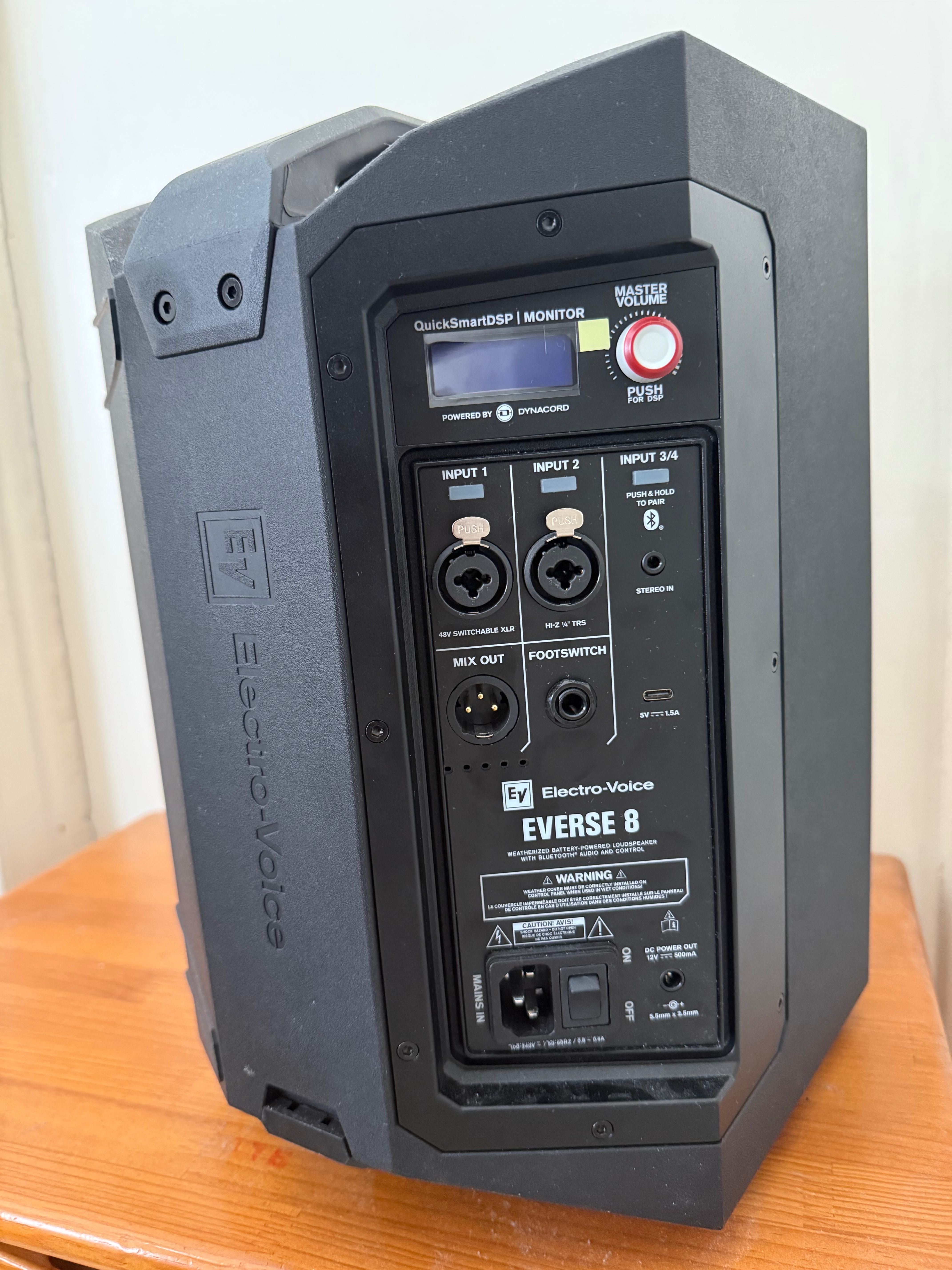 Caixa Bluetooth everse 8 e guitarra fender