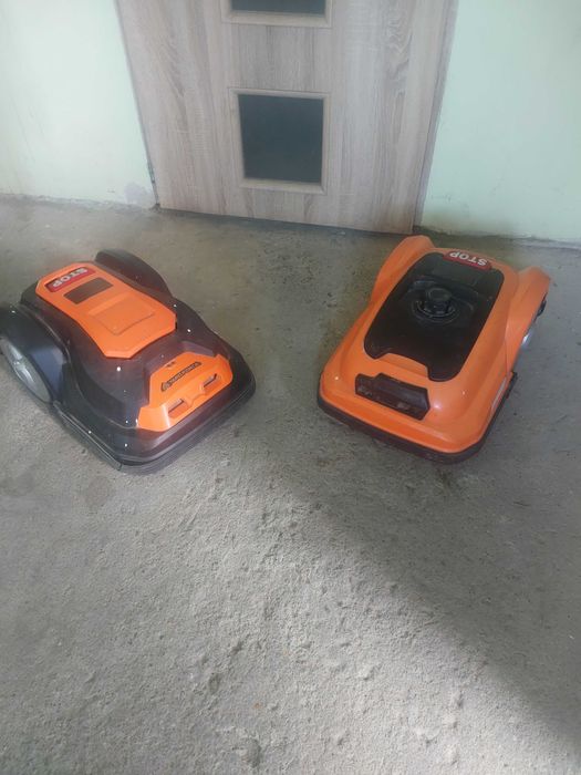 Roboty koszące z bazami zasilaczami drutem lecz z 1 baterią