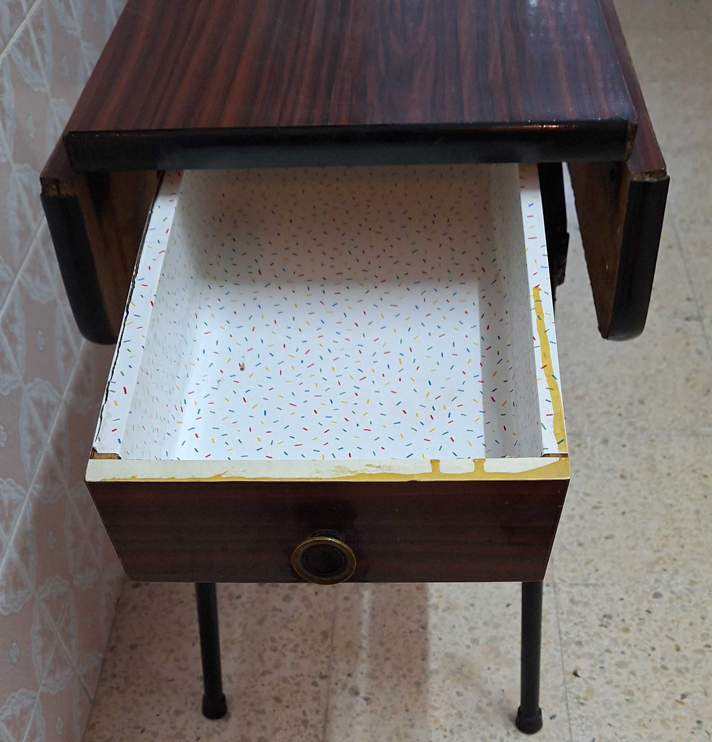 Mesa de cozinha com abas rebatíveis