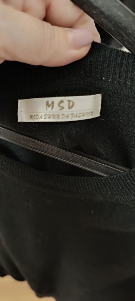 Camisola preta decote redondo, tamanho M. Com pouco uso.