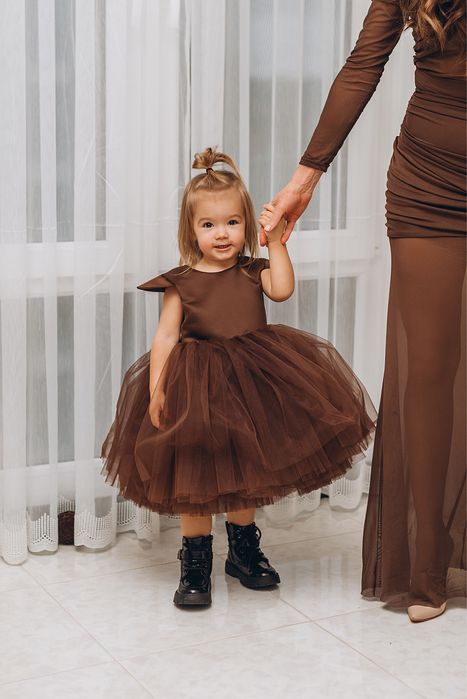 Оренда шоколадного плаття, фемелі лук